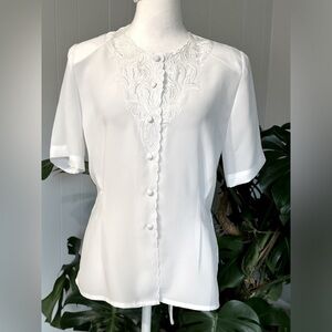 🛍️Diversity buttons front short sleeve blouse Size 6/P excellent condition